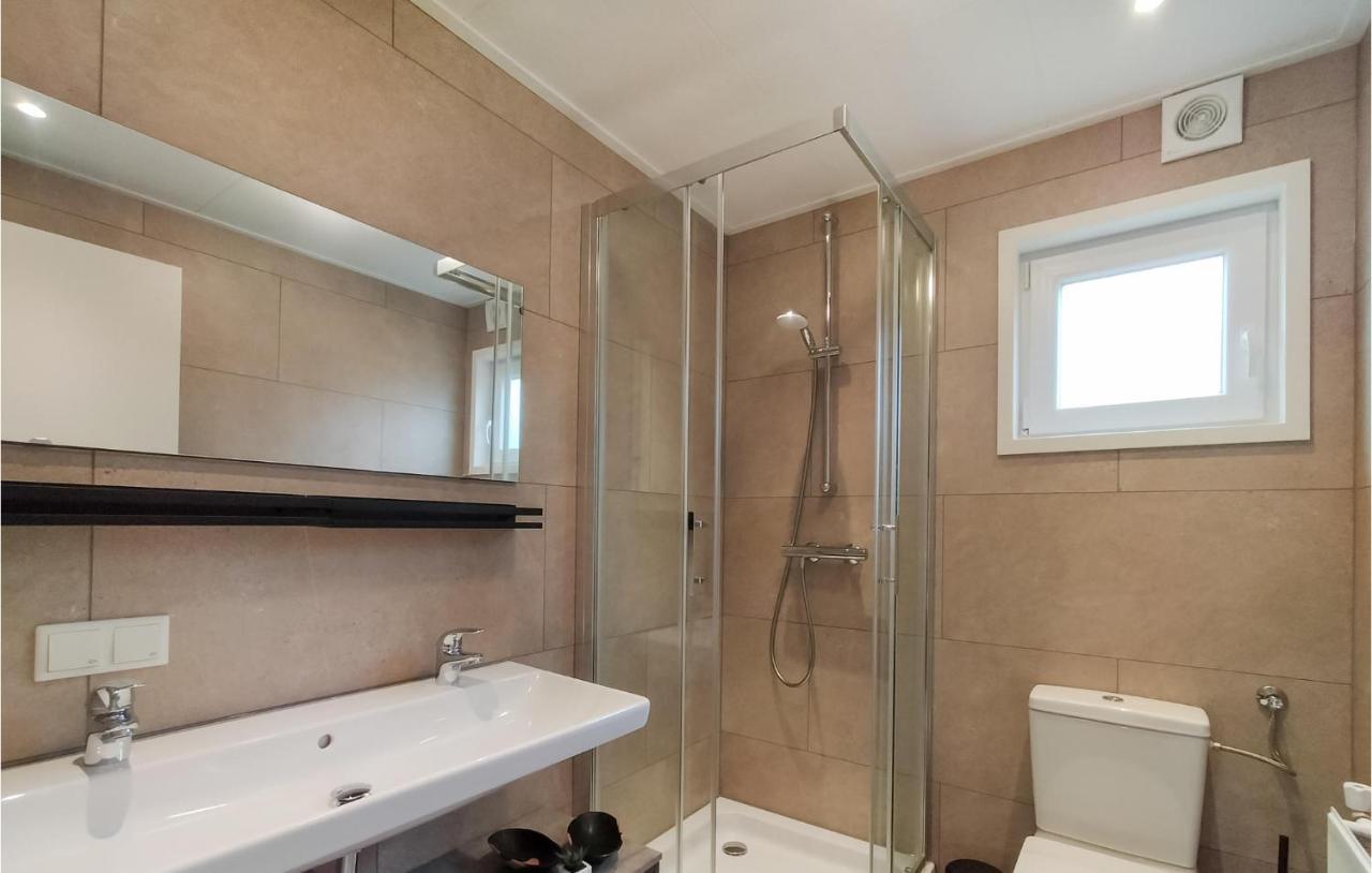 2 Bedroom Awesome Home In Heinkenszand Екстериор снимка