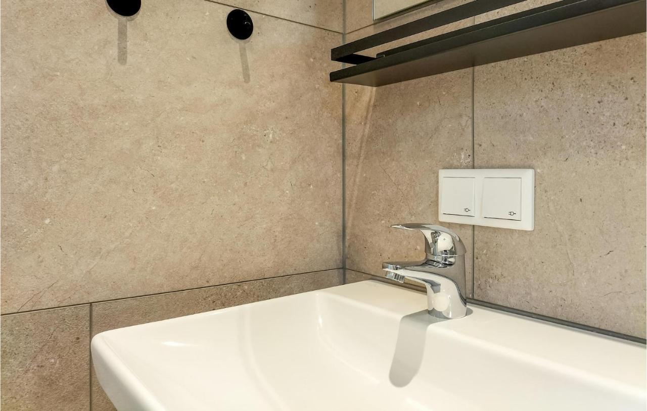 2 Bedroom Awesome Home In Heinkenszand Екстериор снимка